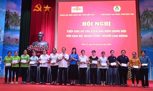 Trao quà cho công nhân lao động. Ảnh: Thành Nhân