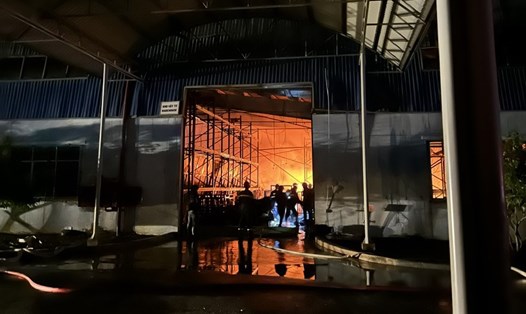 Lực lượng chức năng tiếp cận khống chế đám cháy. Ảnh: Huỳnh Tuấn