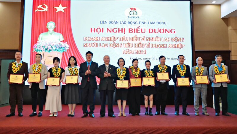 Liên đoàn Lao động tỉnh Lâm Đồng vừa tổ chức biểu dương 23 doanh nghiệp và 30 người lao động tiêu biểu năm 2024. Ảnh: C.Thành