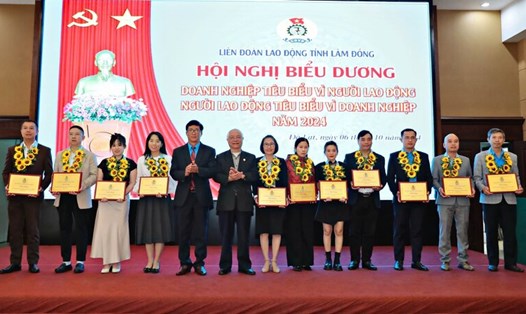Liên đoàn Lao động tỉnh Lâm Đồng vừa tổ chức biểu dương 23 doanh nghiệp và 30 người lao động tiêu biểu năm 2024. Ảnh: C.Thành