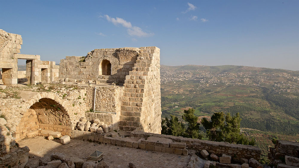 Lâu đài Ajloun thường được gọi là pháo đài Ayyubid. Tòa lâu đài nằm trên đỉnh núi Jabal Auf cách thành phố Ajloun khoảng 5km. Pháo đài được xây dựng vào năm 1184 đến 1185 theo kiến trúc Hồi giáo sớm, với mục đích bảo vệ đất nước trước sự tấn công của những cuộc “Thập Tự Chinh” từ thành phố Karak ở phía Nam và từ thành phố Bisan ở hướng Tây. Ảnh: Expedia