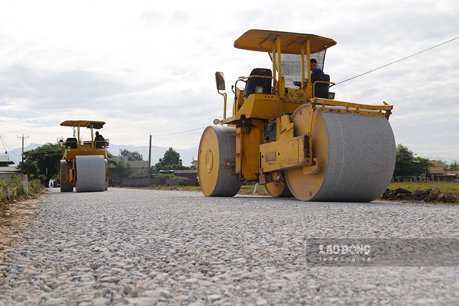 Dự án hơn 17 tỉ đồng sửa chữa con đường lầy lội vào xã nông thôn mới đầu tiên tại Điện Biên đã được tái khởi động. Ảnh: Thanh Bình