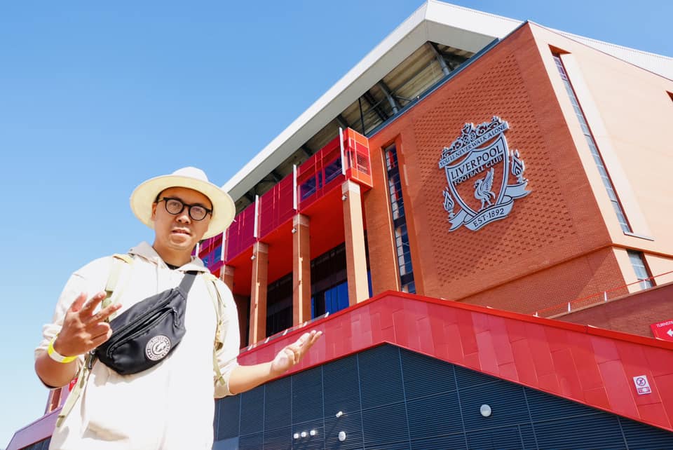 Anh Đức Anh chụp ảnh check-in tại sân vận động Anfield, sân nhà của câu lạc bộ nổi tiếng Liverpool. Với sức chứa 53.394 chỗ ngồi, đây là sân vận động bóng đá lớn thứ bảy ở Anh. Ảnh: NVCC