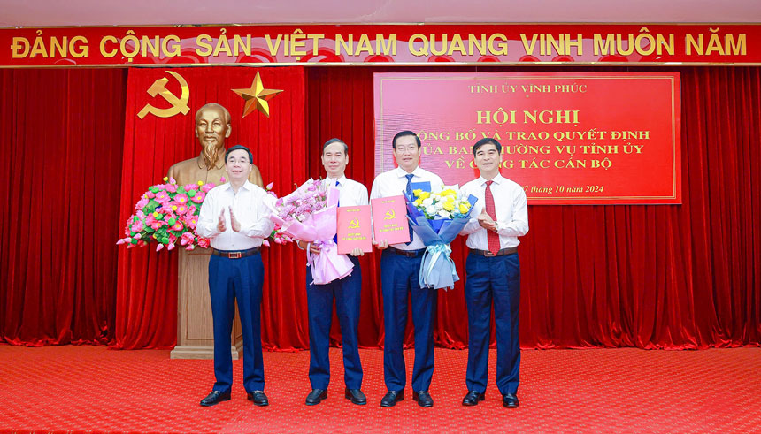 Lanh dao Tinh uy Vinh Phuc trao quyet dinh, tang hoa chuc mung ong Nguyen Tuan Khanh va Tran Thanh Hai. Anh: Tra Huong 