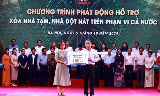 Agribank trao ủng hộ 100 tỉ đồng hỗ trợ xóa nhà tạm, nhà dột nát cho hộ nghèo, hộ cận nghèo. Ảnh: Agribank.