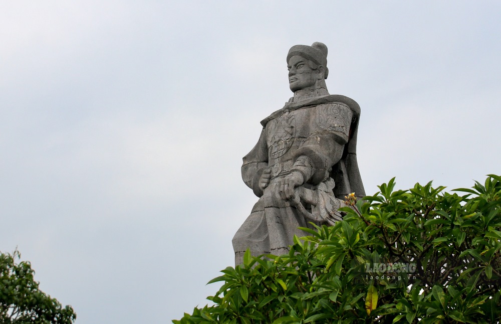 Chi trong mot ngay dem tu khi nhan duoc tin cap bao ngay 24, thi den ngay 25 thang 11 nam Mau Than da lam le xuat quan, nen khong co cong trinh nao duoc xay dung, ma chi tan dung dia the co san cua nui Ban bang cach bat nui, xe duong de lap dan te, tien hanh dai le cua vuong trieu. 