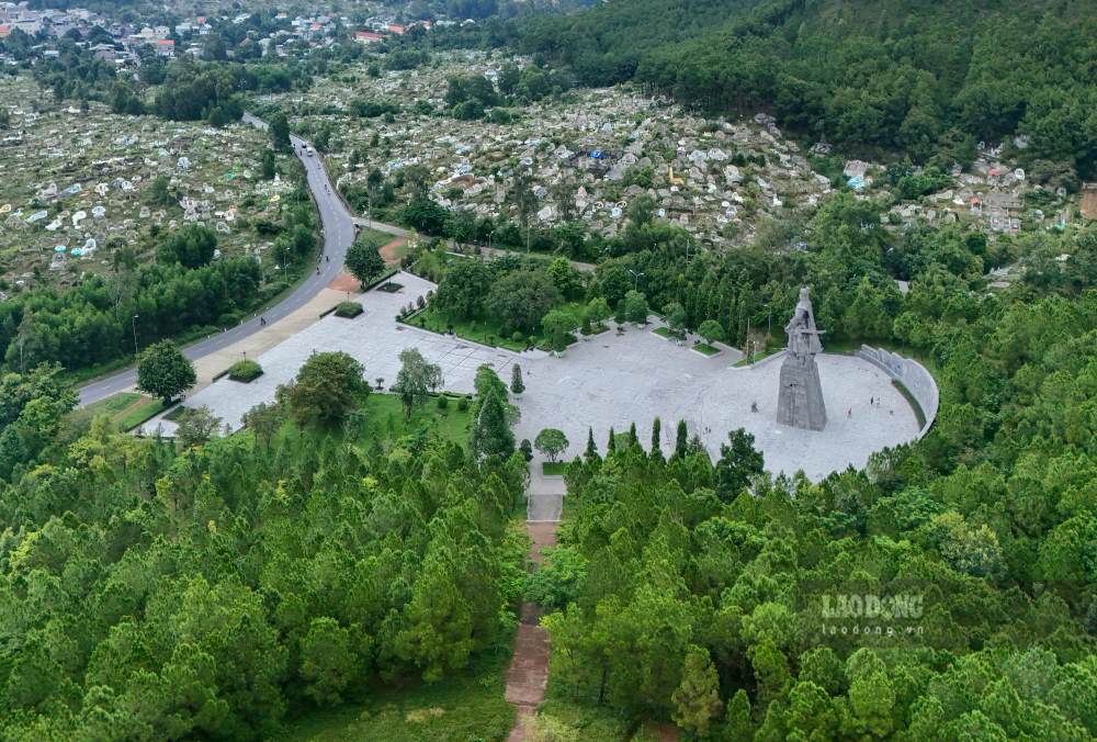 Tu tren dinh ngon nui nhin ra xung quanh, co the nhan thay nguoi xua ung dung thuat phong thuy va nghe thuat canh quan mot cach tai tinh de kheo chon mot vi tri duoc bao boc boi nui doi nam ke tiep nhau, tao thanh mot khong gian bao la hoanh trang. 