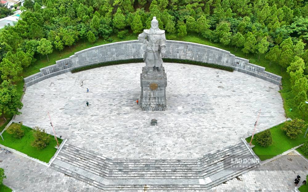 Di tich nui Ban va tuong dai Quang Trung Nguyen Hue da tro thanh mot diem den van hoa, lich su cua Hue, thu hut du khach trong va ngoai nuoc tham quan, dang huong. 