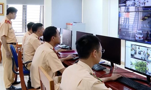 Công an TP. Thanh Hóa theo dõi giao thông, đưa ra các quyết định phạt nguội qua hệ thống camera giám sát. Ảnh: CATH