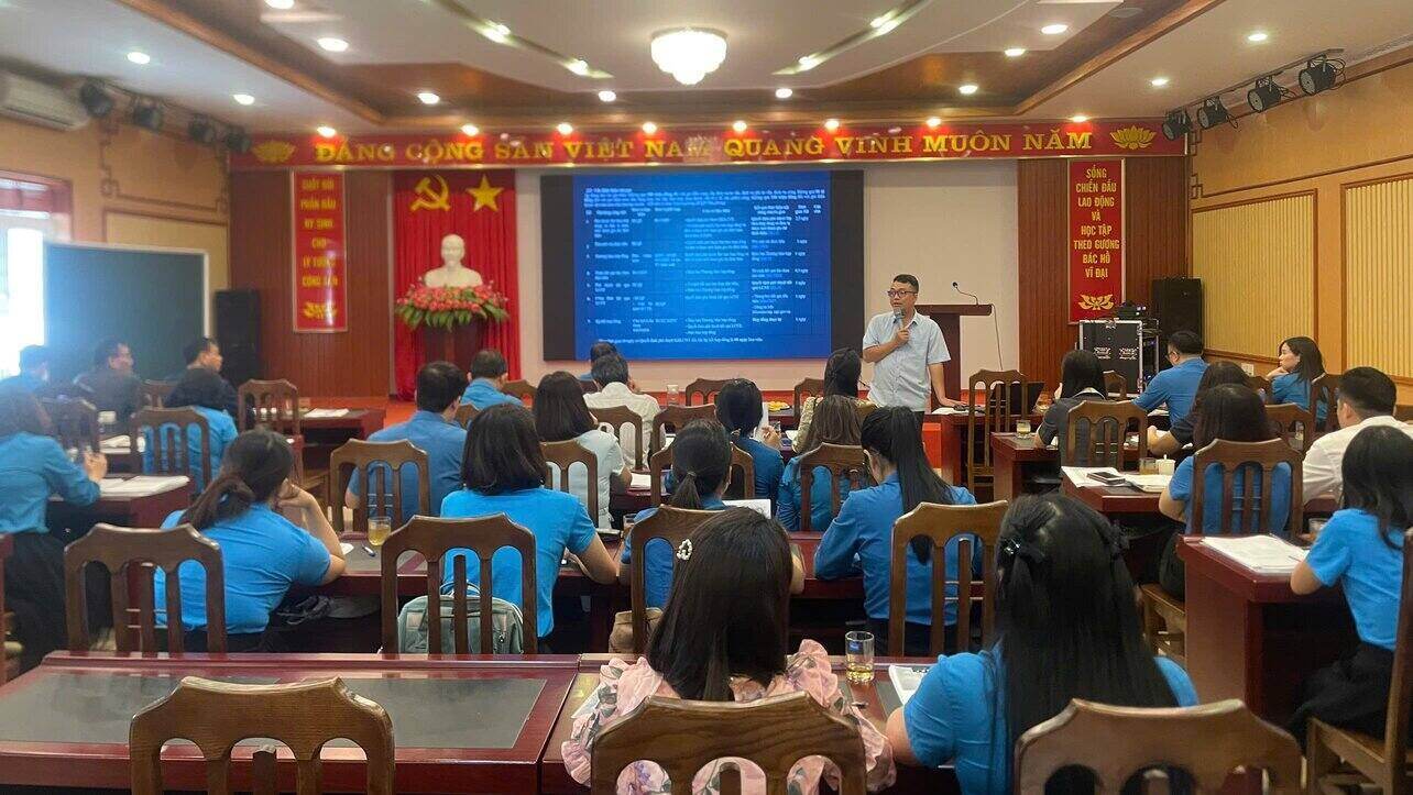 Nearly 100 union officials in Hoa Binh were trained in the Law on Bidding. Photo: Pham Cuong