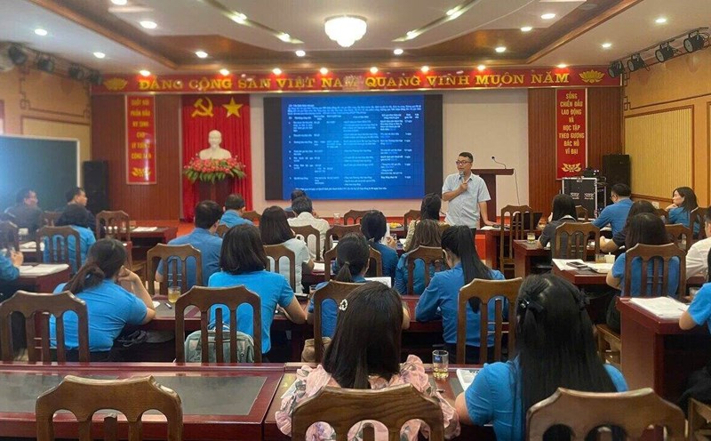 Nearly 100 union officials in Hoa Binh were trained in the Law on Bidding. Photo: Pham Cuong