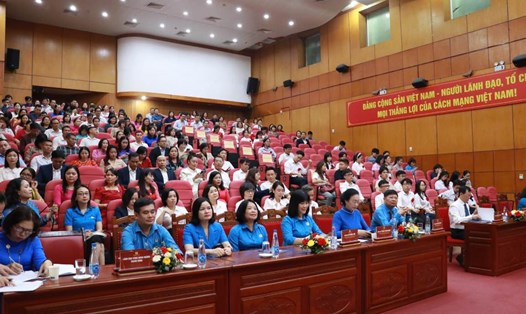Phó Chủ tịch Tổng Liên đoàn Lao động Việt Nam Phan Văn Anh dự hội nghị biểu dương. Ảnh: Xuân Bách