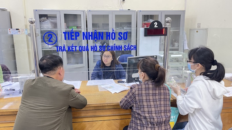 Vietnam Social Security officers advise people on voluntary social insurance. Photo: Ha Anh