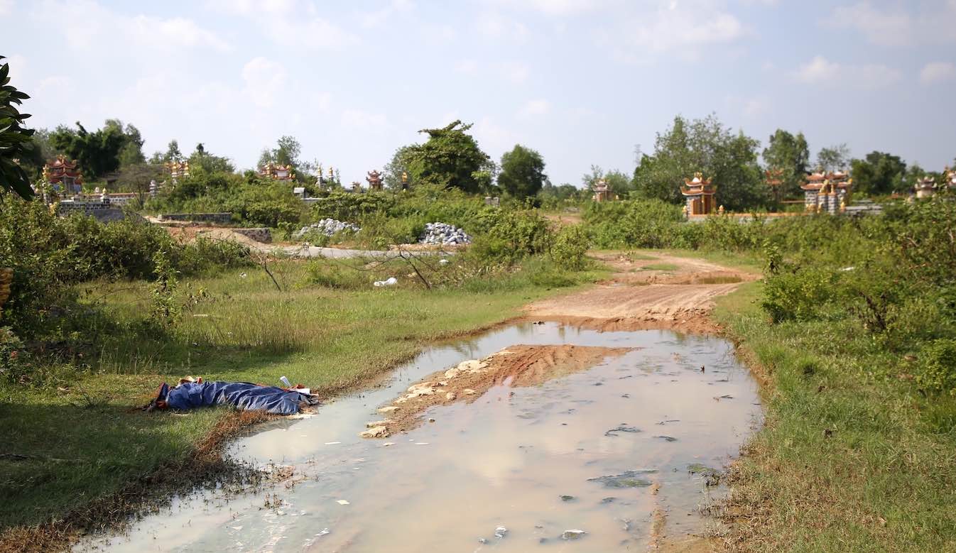 Ghi nhan cua PV Bao Lao Dong chieu 6.10, tai nghia trang xa Van Ninh (huyen Quang Ninh, tinh Quang Binh), ngay tu duong vao, mui hoi thoi boc len nong nac bao phu mot vung rong lon. Anh: Cong Sang