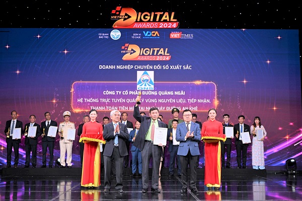 Đại diện Công ty Cổ phần Đường Quảng Ngãi vinh dự nhận Giải thưởng "Chuyển đổi số Việt Nam 2024". Ảnh: Thanh Tuấn 