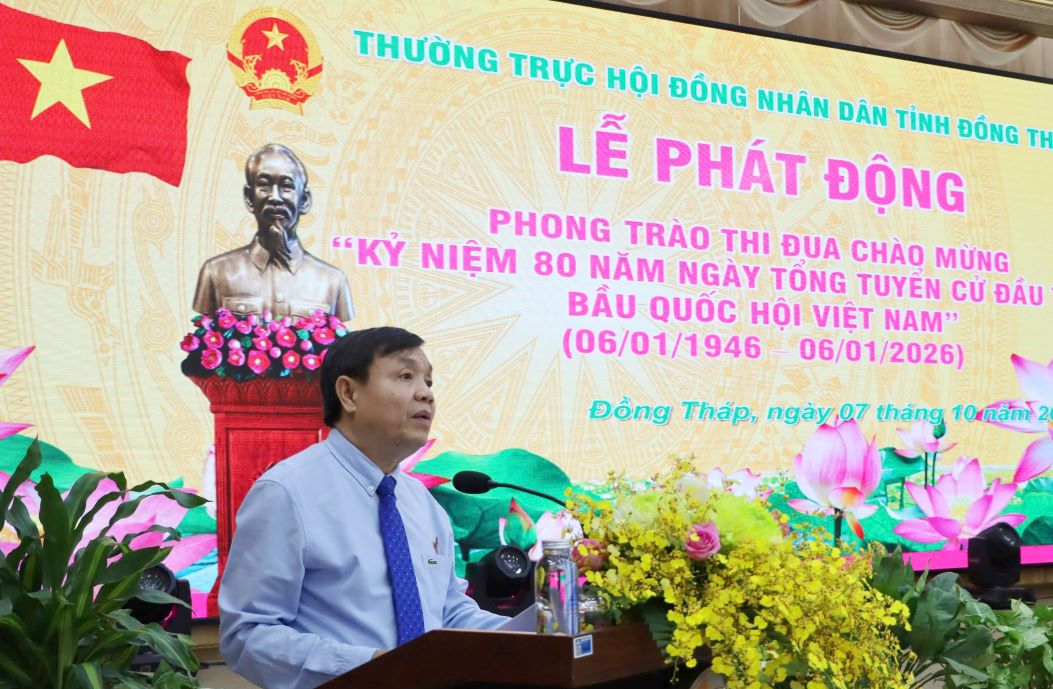 Ong Phan Van Thang - Pho Bi thu Thuong truc Tinh uy, Chu tich HDND tinh Dong Thap phat dong thi dua chao mung Ky niem 80 nam Ngay Tong tuyen cu Quoc hoi Viet Nam. Anh: Nguyet Anh