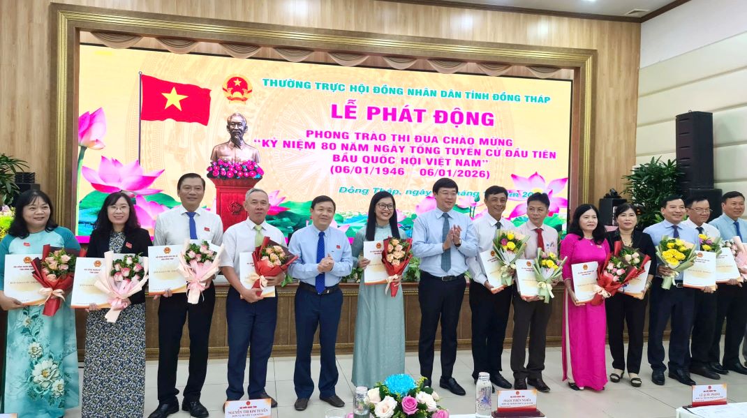 Bi thu Tinh uy Le Quoc Phong va Chu tich HDND tinh Dong Thap Phan Van Thang trao Bang giao uoc thi dua va tang hoa dong vien dai dien cac don vi. Anh: Nguyet Anh