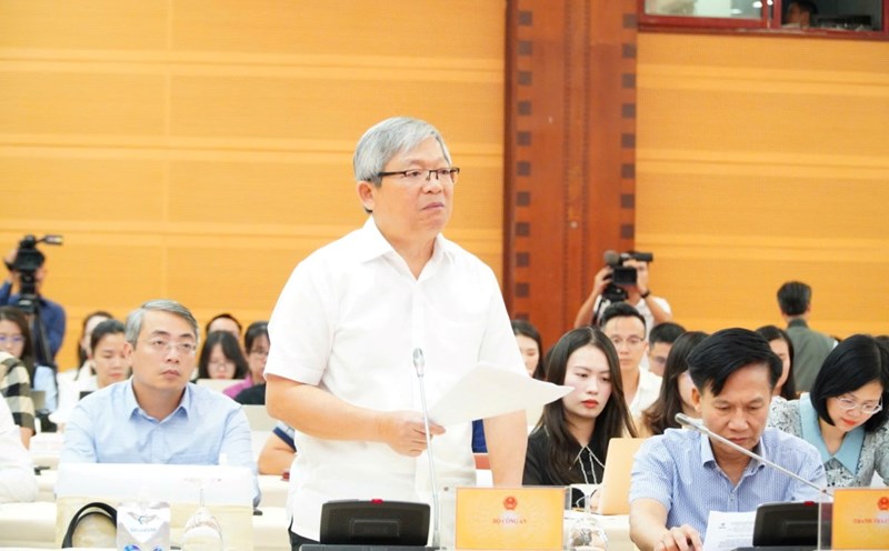 Major General Hoang Anh Tuyen - Spokesperson of the Ministry of Public Security, informed about the results of issuing ID cards according to new regulations. Photo: Pham Dong