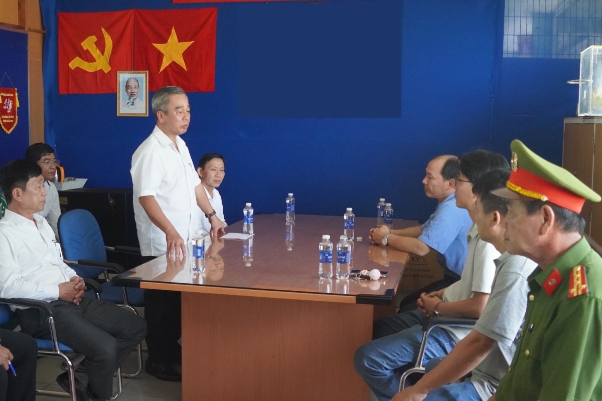 Đại diện LĐLĐ tỉnh, Huyện ủy, UBND huyện Long Điền tổ chức thăm hỏi, động viên doanh nghiệp xảy ra vụ cháy lớn trong đêm 6.10. Ảnh: Thành An