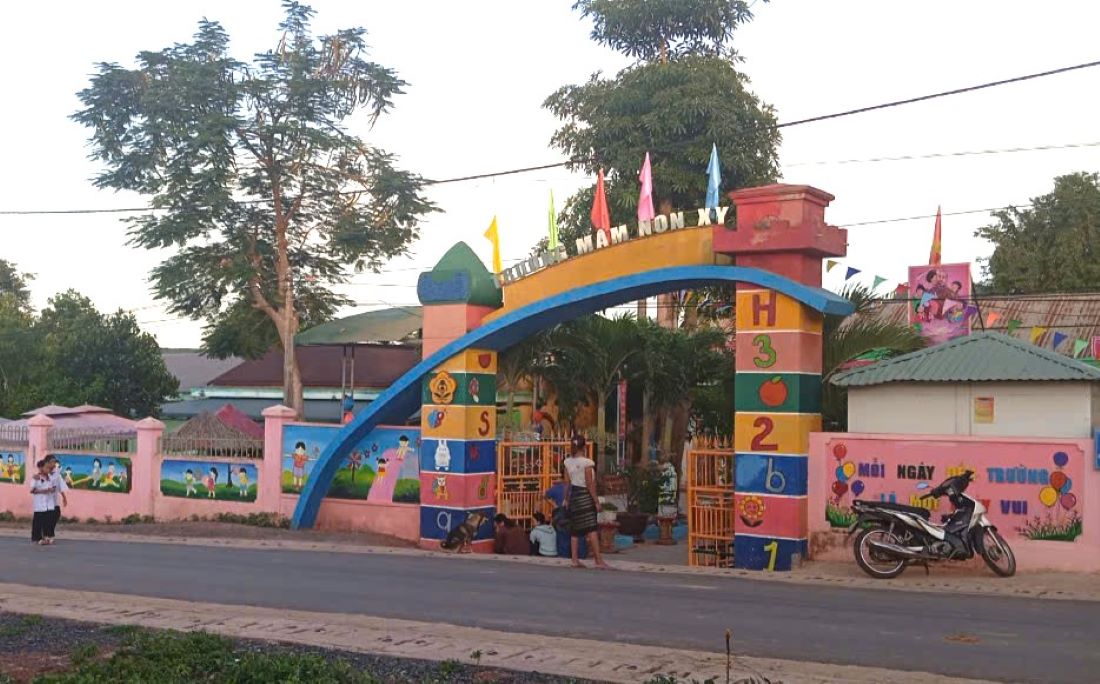Xy Kindergarten has just been recognized as meeting national standards. The female principal of this school was reappointed by the People's Committee of Huong Hoa district after having worked here for 2 terms. Photo: H. Tho.