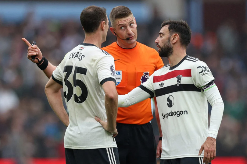 Jonny Evans la diem sang bat ngo cua hang phong ngu Man United truoc Aston Villa. Anh: AFP