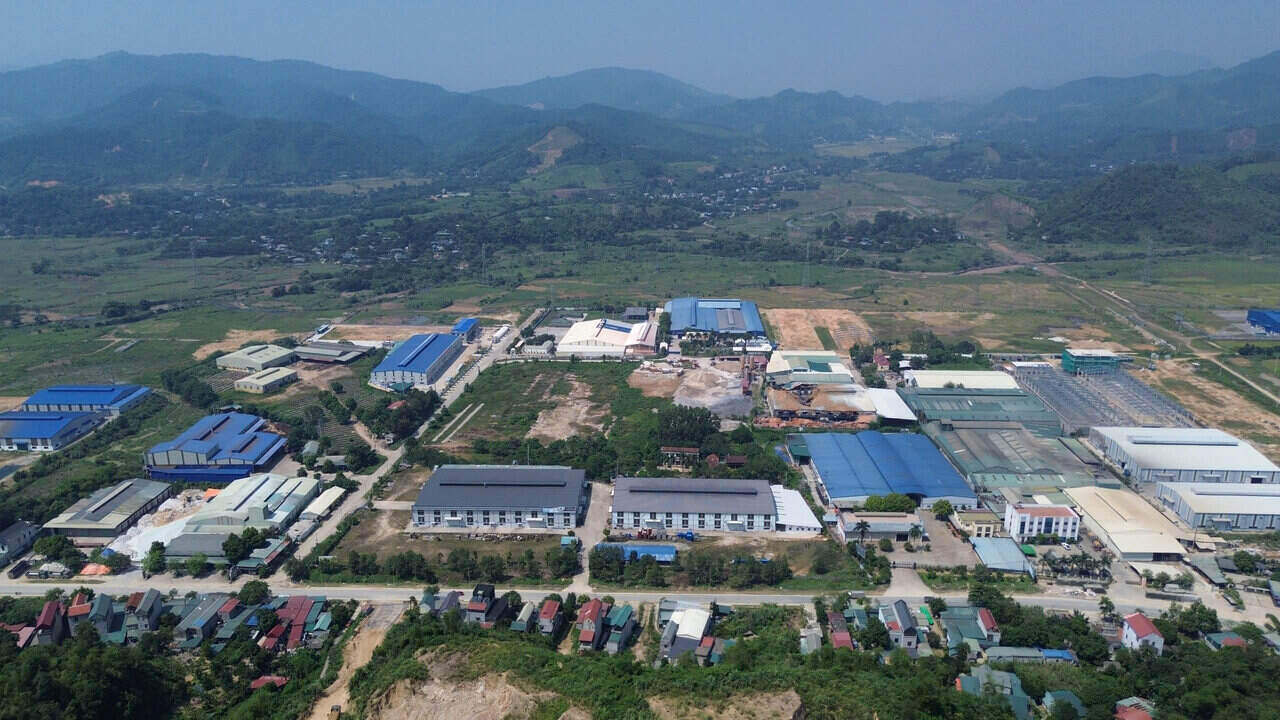 KCN Bình Phú tại xã Mông Hóa, thành phố Hòa Bình. Ảnh: Đặng Tình