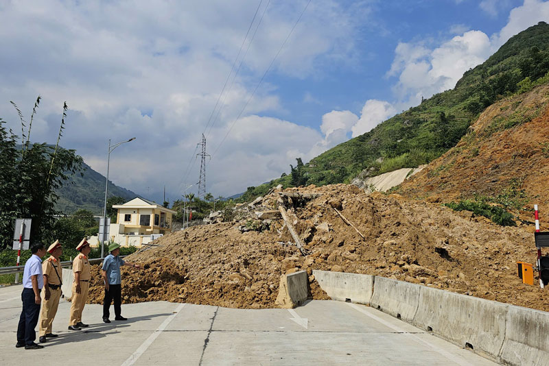 Authorities inspect landslide at Provincial Road 155. Photo: Dinh Dai