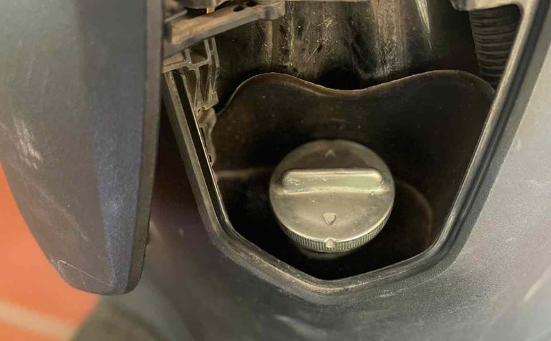 When using a scooter gas tank, users need to avoid a few mistakes to ensure safety. Photo: Ngoc Diep.