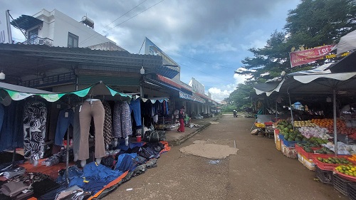 Illegally built kiosks along Nam Ban market. Photo: Hoai Thanh