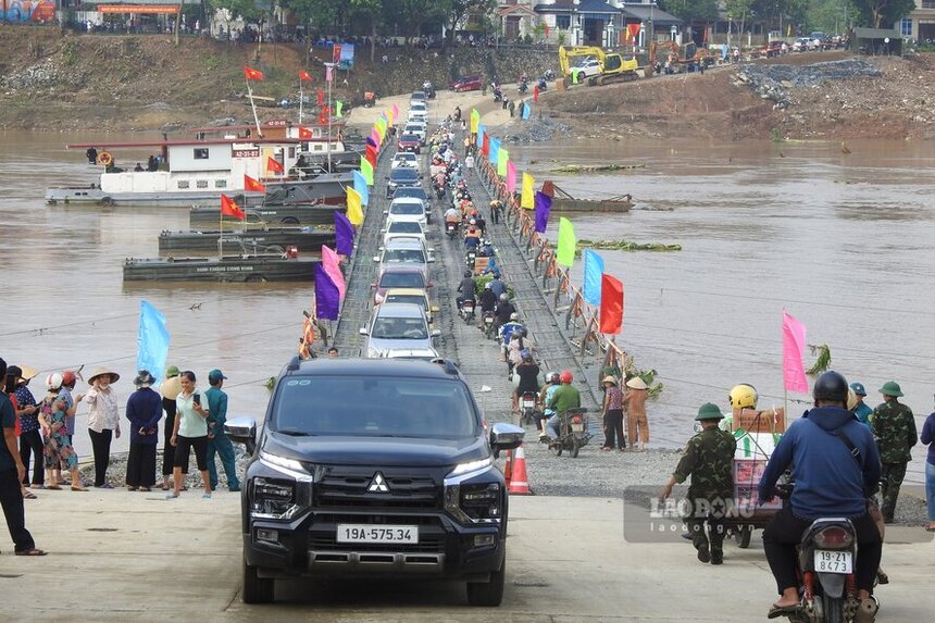 Cac xe tai khong duoc luu thong qua cau phao Phong Chau. Anh: To Cong.