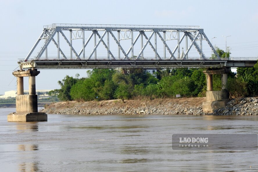 The collapse of Phong Chau Bridge has affected travel and freight transport in Tam Nong district and neighboring districts. Photo: To Cong.