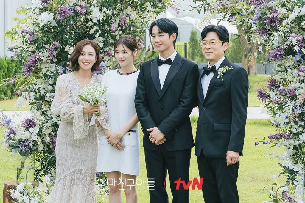 Jung Hae In và Jung So Min trong phim đã đi thử đồ cưới, nhưng cuối cùng không có cảnh họ kết hôn. Ảnh: Nhà sản xuất