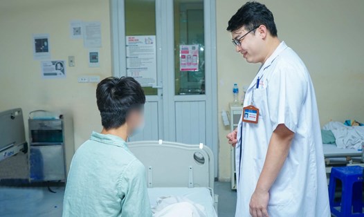 Nam thanh niên suýt mất bản lĩnh đàn ông vì tò mò tuổi mới lớn, được các bác sĩ cấp cứu kịp thời. Ảnh: BVCC