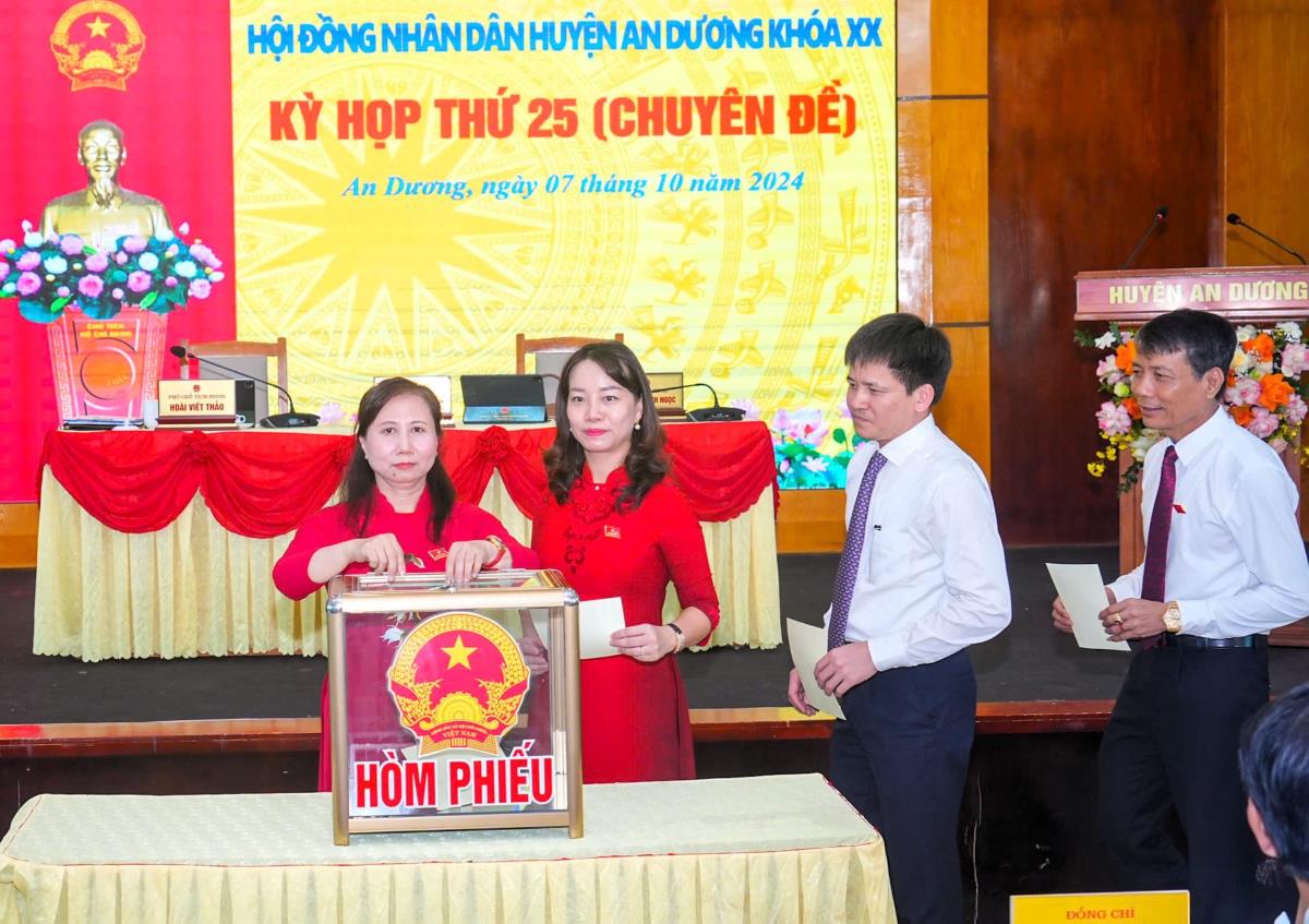 Delegates of the An Duong District People's Council voted to decide on important contents of the meeting. Photo: Hai Phong Portal