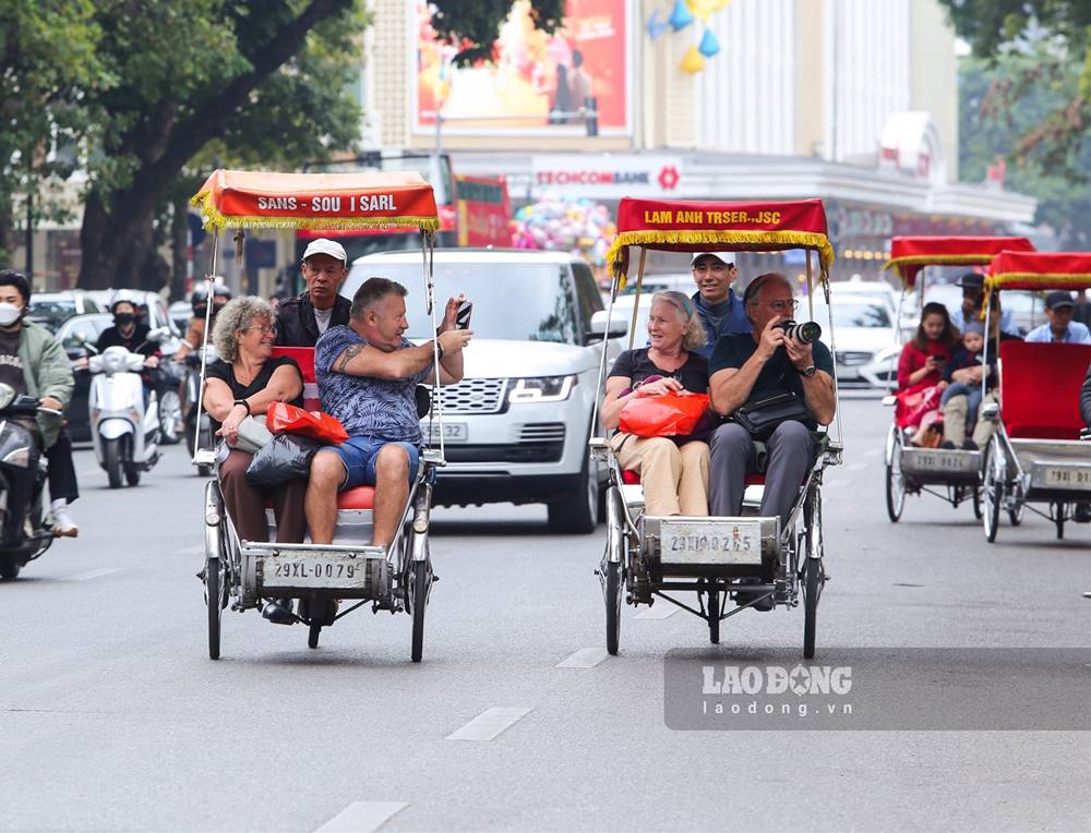 Ha Noi dan dau ca nuoc ve don khach quoc te trong 9 thang dau nam. Anh: To The