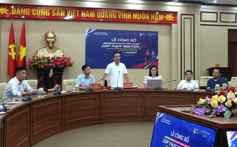 Representative of Thuy Nguyen district (Hai Phong) leader informed about the race. Photo: Mai Dung