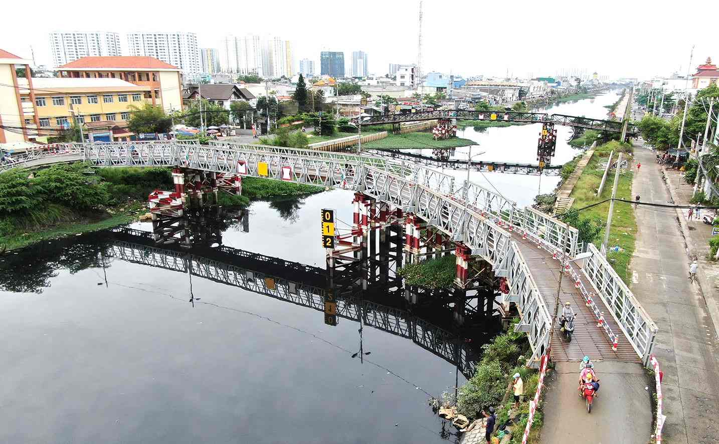 Cầu Rạch Cát mới chưa xây, người dân Quận 8 đi lại qua 2 cầu cũ bằng sắt. Ảnh: Hoàng Hùng