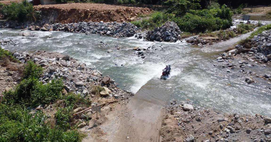 Cầu Làng Bằng (xã Xuân Tầm, huyện Văn Yên, tỉnh Yên Bái) ngập trong nước. Ảnh: Trần Bùi