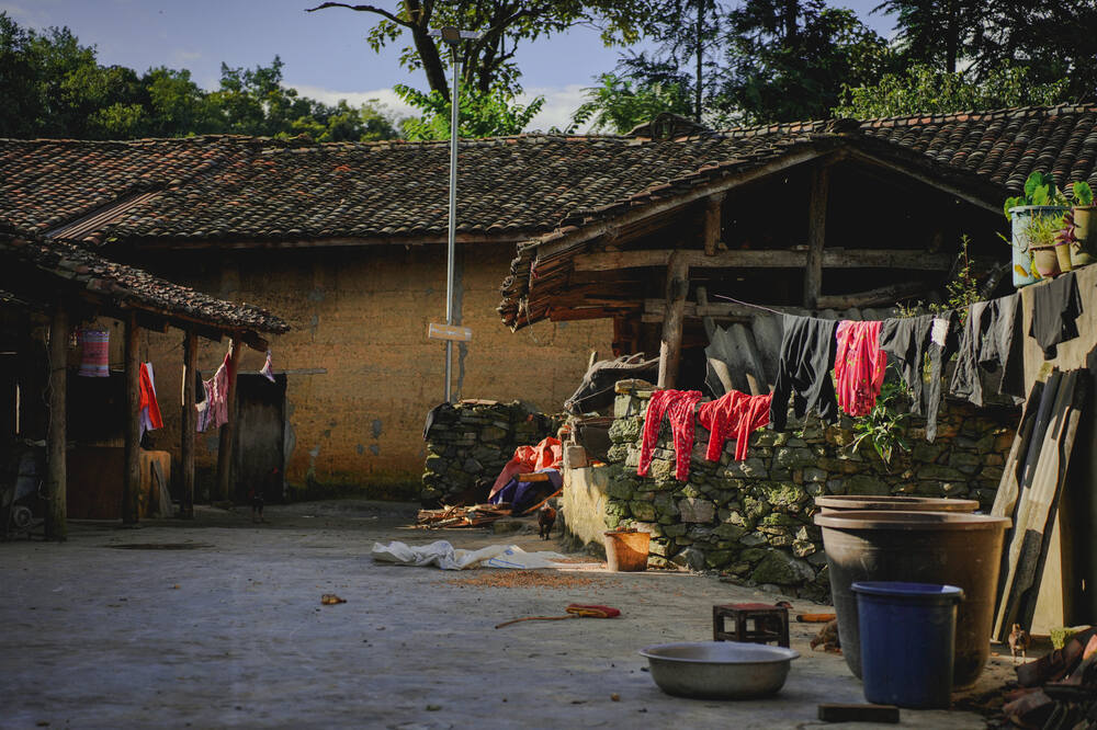 “Tai lang van con giu duoc net nguyen so, binh di tu phong canh den cuoc song cua nguoi dan. Hau het nhung ngoi nha tai day la nha trinh tuong truyen thong cua nguoi Mong voi tuong lam tu dat, mai lop ngoi am duong, bao quanh lang la nhung buc tuong duoc xep tu da. Nguoi dan van lao dong, sinh hoat theo phong tuc truyen thong nhu mac trang phuc tho cam, su dung cac dung cu lam tu go tre nua, det vai bang soi lanh, chan nuoi gia suc nhu ga, trau, lon…”, nam du khach cho biet. 