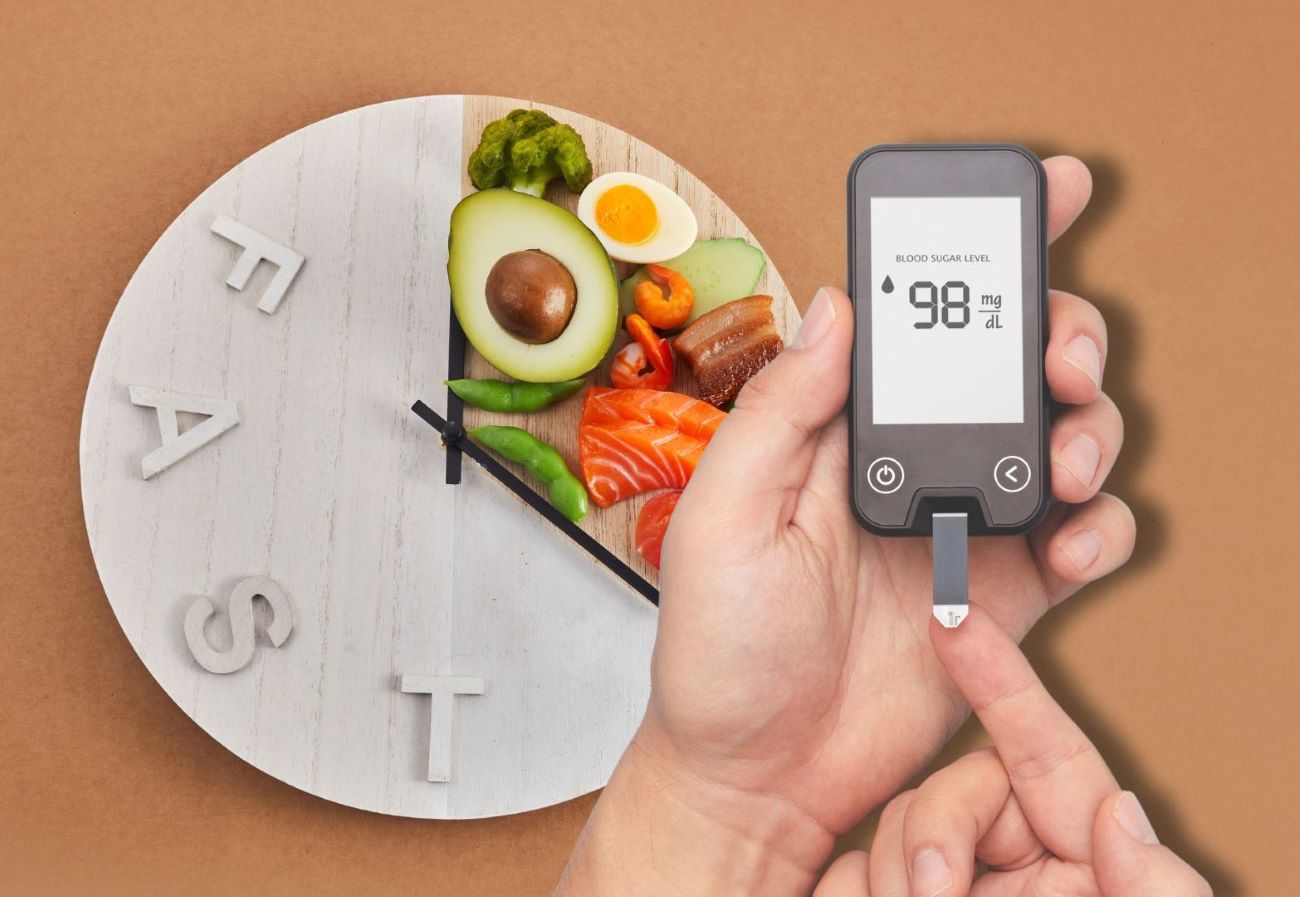 Practicing intermittent fasting can help prevent blood sugar spikes. Graphic: Thanh Thanh