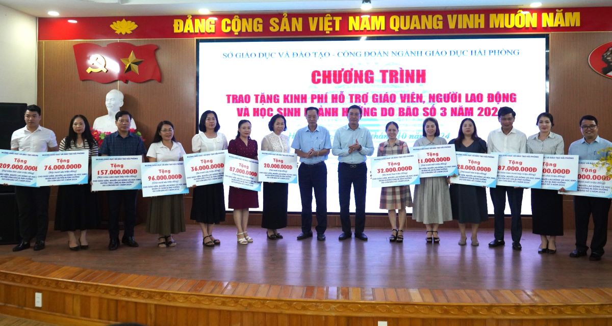 Lanh dao nganh Giao duc Hai Phong trao ho tro cho giao vien, hoc sinh cac quan, huyen bi anh huong bao so 3. Anh: Mai Dung