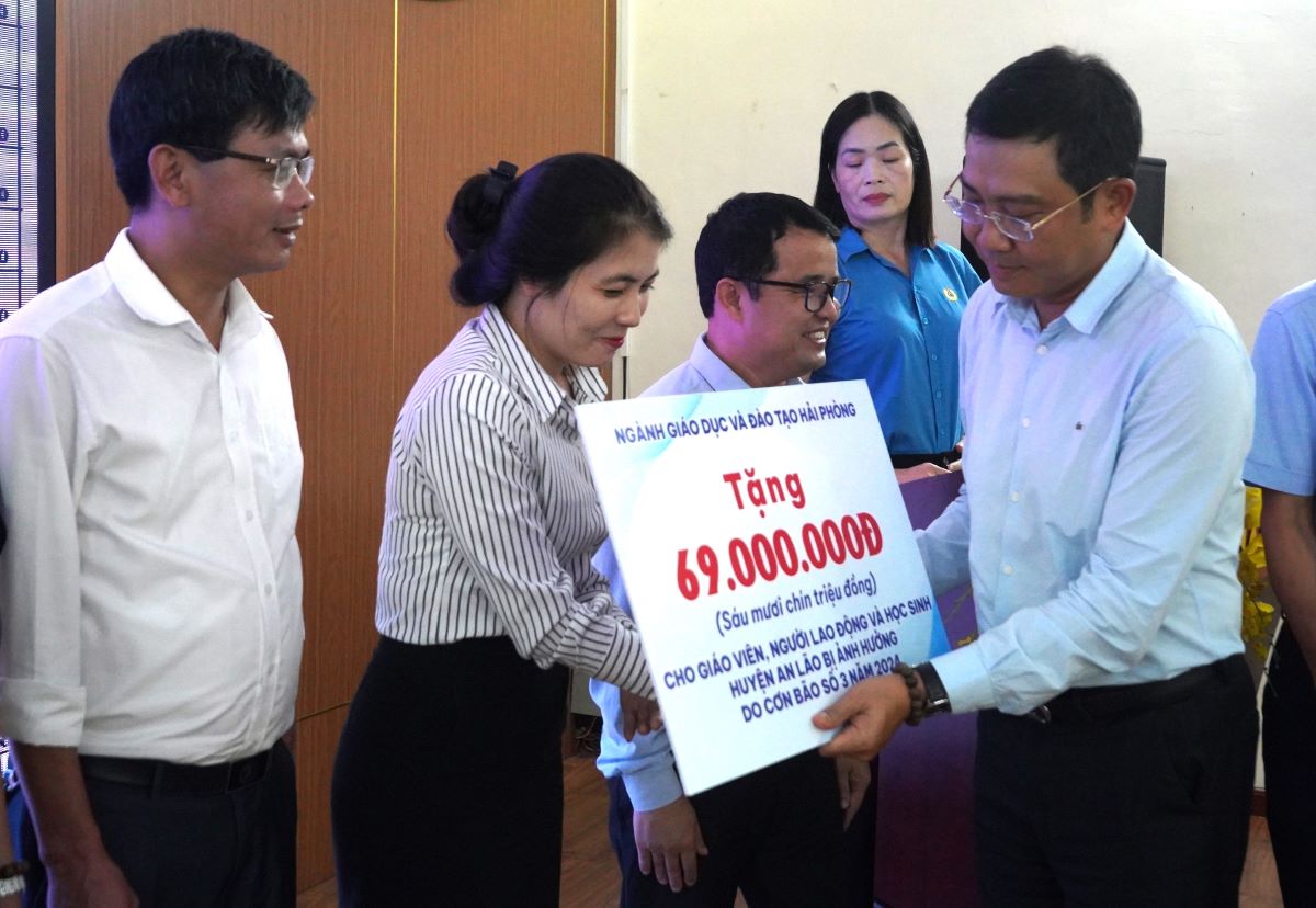 Lãnh đạo Sở Giáo dục và Đào tạo Hải Phòng trao kinh phí hỗ trợ tại chương trình. Ảnh: Mai Dung