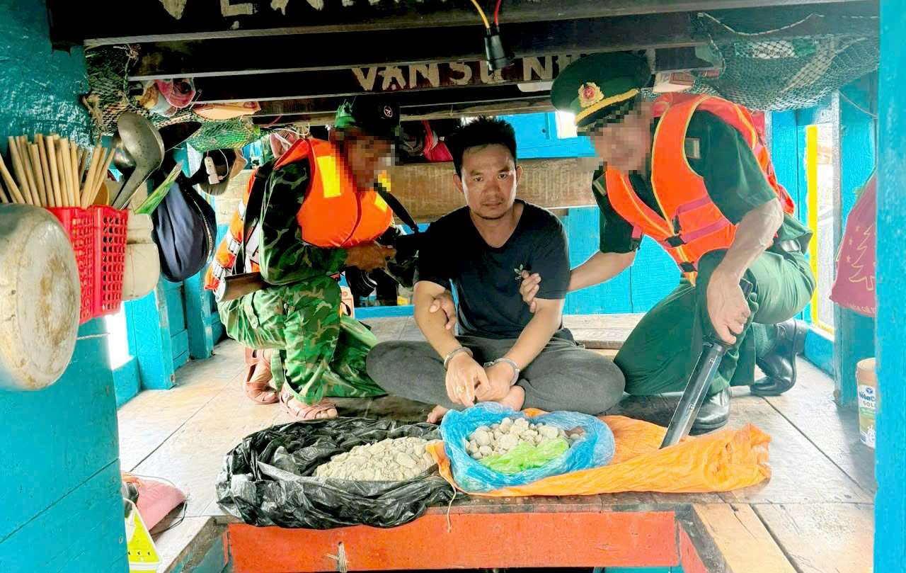 Lực lượng biên phòng kiểm tra tàu cá phát hiện vật liệu nghi là thuốc nổ. Ảnh: Biên phòng cung cấp