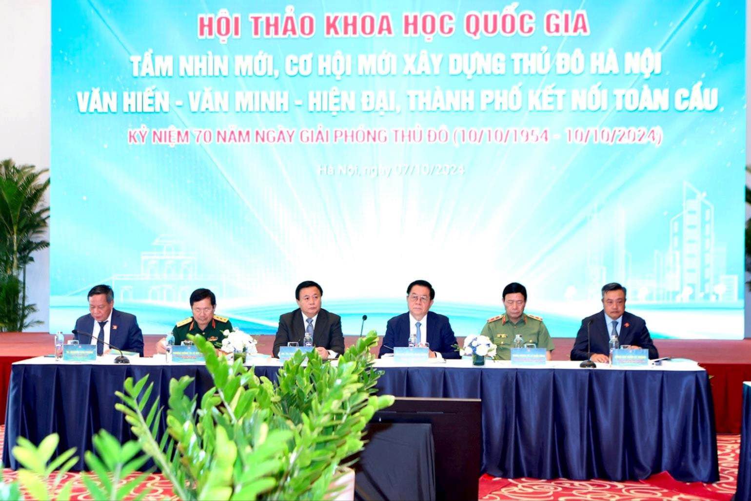 The presiding delegation chaired the workshop “New vision, new opportunities to build a cultured - civilized - modern capital Hanoi, a globally connected city”. Photo: Viet Thanh