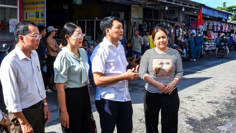 Bi thu Huyen uy Tran Van Thoi, tinh Ca Mau Nguyen Minh Nhut (nguoi khong deo kinh) kiem tra hien truong sau vu chay. Anh: Nhat Ho