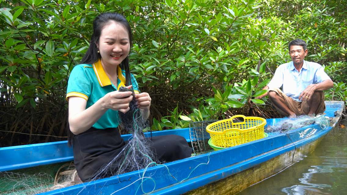 Tourists enjoy catching fish and crabs in the mangrove forest in Ca Mau. Photo: Ta Quang