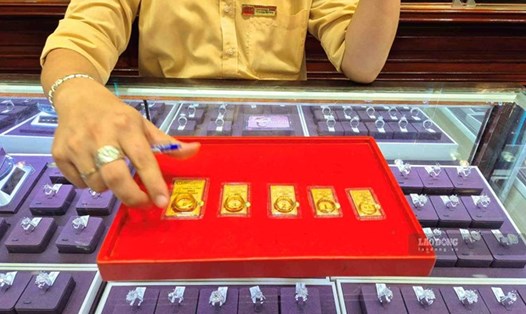 Thị trường vàng biến động bất thường gây ảnh hưởng đến tâm lý của người dân. Ảnh: Phan Anh.