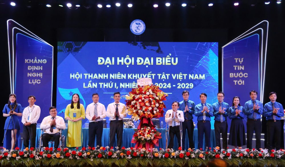 The Central Secretariat of the Ho Chi Minh Communist Youth Union presented flowers to congratulate the Congress. Photo: Hai Dang