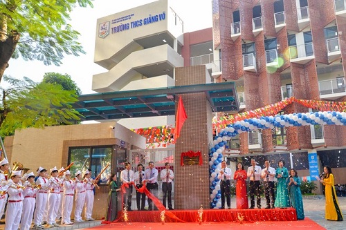 Gắn biển công trình chào mừng 70  năm Ngày Giải phóng Thủ đô tại Trường THCS Giảng Võ. Ảnh: Khánh Phú