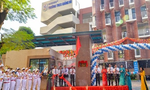 Gắn biển công trình chào mừng 70  năm Ngày Giải phóng Thủ đô tại Trường THCS Giảng Võ. Ảnh: Khánh Phú